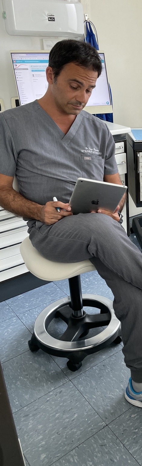 Odontoiatra dello studio consulta la cartella clinica digitale su iPad